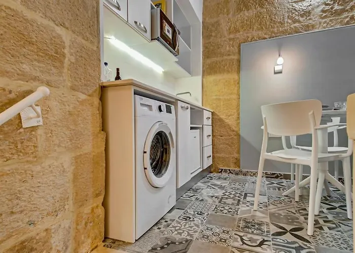 31 Sally Port فاليتا